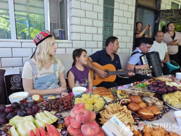 股票配资公司配资 石榴花开 籽籽同心丨俄罗斯姑娘在新疆小巷里探寻民族团结密码
