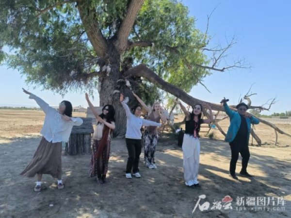 最新配资官网 石榴花开 籽籽同心丨湖北姑娘在彩虹布拉克景区续写“文秀”的故事